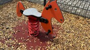 Vor dem Haus, in dem die Familie gelebt hat, befindet sich auch ein Spielplatz.