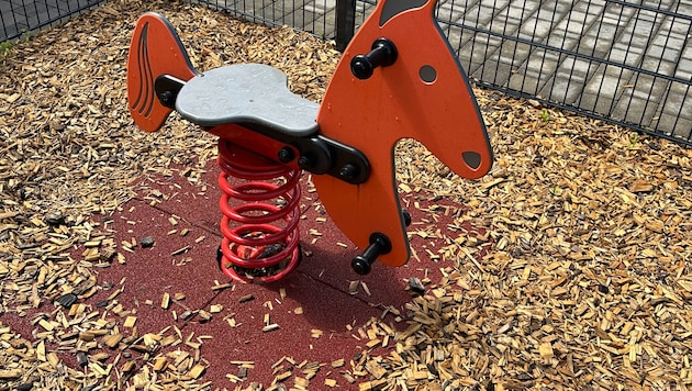 Vor dem Haus, in dem die Familie gelebt hat, befindet sich auch ein Spielplatz.