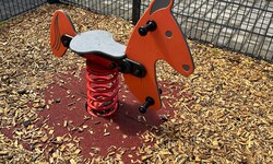Vor dem Haus, in dem die Familie gelebt hat, befindet sich auch ein Spielplatz.