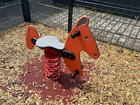 Vor dem Haus, in dem die Familie gelebt hat, befindet sich auch ein Spielplatz.