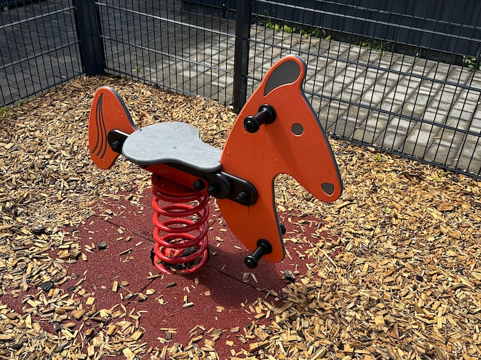 Vor dem Haus, in dem die Familie gelebt hat, befindet sich auch ein Spielplatz.