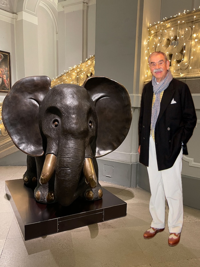 Gottfried Kumpf (1930-2022) mit einem seiner Elefanten-Figuren.