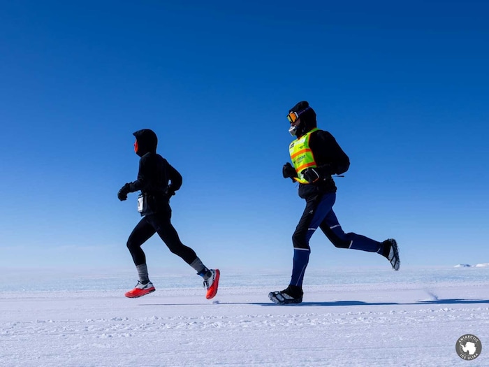 Beim 100 km-Lauf in der Antarktis trug Rainer Predl (re.) vier Schichten.