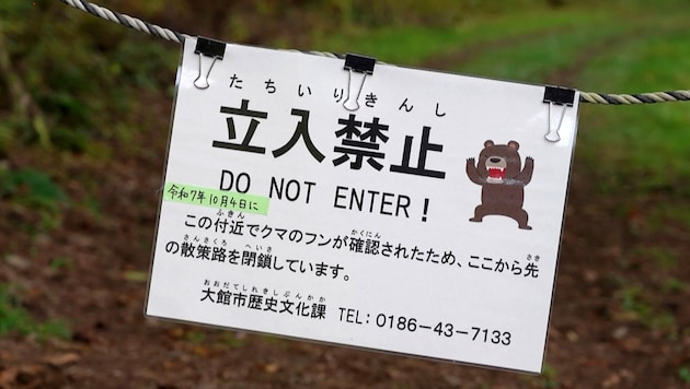 Dieses Schild macht auf die Gefahr durch Bären in der Region Aktita aufmerksam.