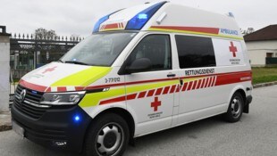 Der Mann wurde mit der Rettung ins Krankenhaus gebracht. (Symbolfoto)