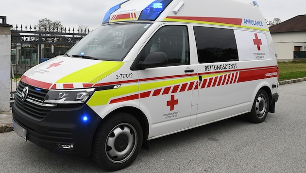 Der Mann wurde mit der Rettung ins Krankenhaus gebracht. (Symbolfoto)