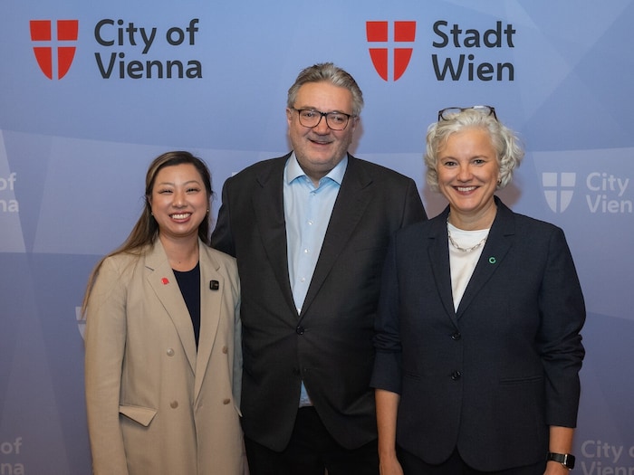 Jing Hu (Neos), Gesundheitsstadtrat Peter Hacker (SPÖ) und Wiens ÖGK-Vorsitzende Chefin Agnes ...