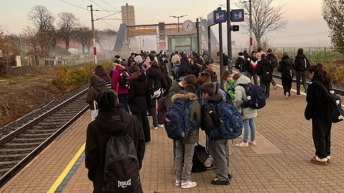 Bereits am Bahnsteig herrscht dichtes Gedränge.