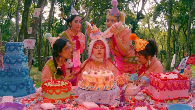 Einer der Wettbewerbsfilme: „Cherry on the Top“ von Laura Reis – ein experimenteller rosa ...