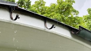Bei Arbeiten an Dachrinnen (Symbolbild) können Lockangebote von Haustürgeschäften oft teuer ...
