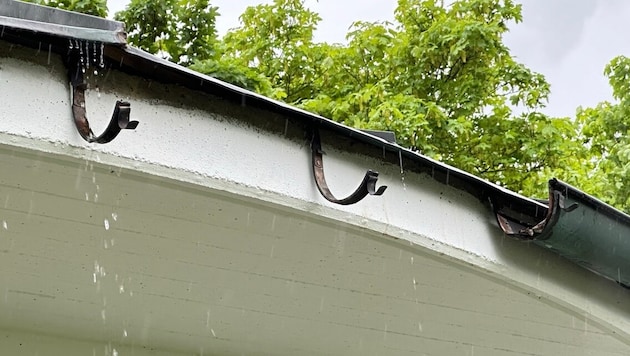 Bei Arbeiten an Dachrinnen (Symbolbild) können Lockangebote von Haustürgeschäften oft teuer ...