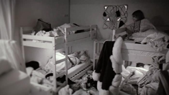 Während es bei Sabrina und Danny im Bett links unten zur Sache geht, hat Linda Probleme beim ...