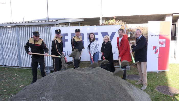 Mitglieder des Bezirksfeuerwehrausschusses, des Architekten-Teams sowie LR Astrid Mair und BM ...