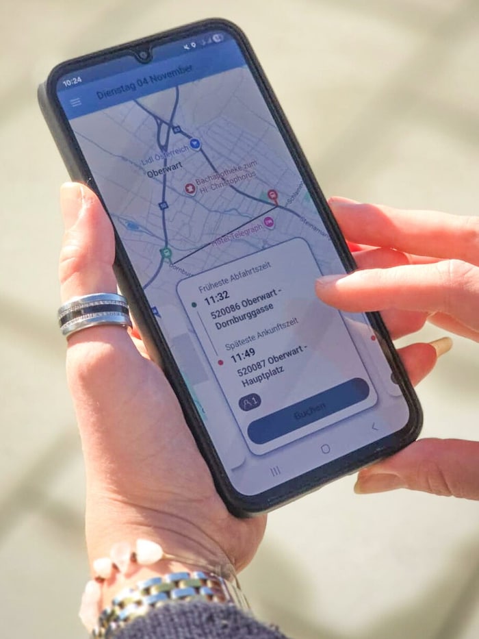 Mit einem Fingertipp mobil: Die neue BAST-App zeigt, wo das Anruf-Sammeltaxi gerade unterwegs ...