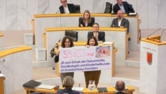 Eva Hammerer (Grüne) und Manuela Auer (SPÖ) entrollten ein Plakat, auf dem sie auf die Petition ...