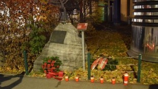 Über mehr als eine Minute hinweg wurde bei einer Gedenkveranstaltung deutlich hörbar eine ...