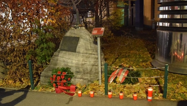 Über mehr als eine Minute hinweg wurde bei einer Gedenkveranstaltung deutlich hörbar eine ...