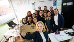 Außenministerin Beate Meinl-Reisinger mit den zukünftigen Pflegekräften