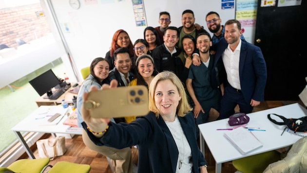 Außenministerin Beate Meinl-Reisinger mit den zukünftigen Pflegekräften