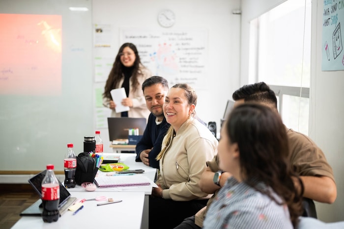 Kolumbianische Pflegekräfte lernen Deutsch – für ihre Zukunft in Österreich.