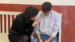 Sichtlich geknickt saß der Angeklagte neben seiner Anwältin und wartete auf seinen Prozess.