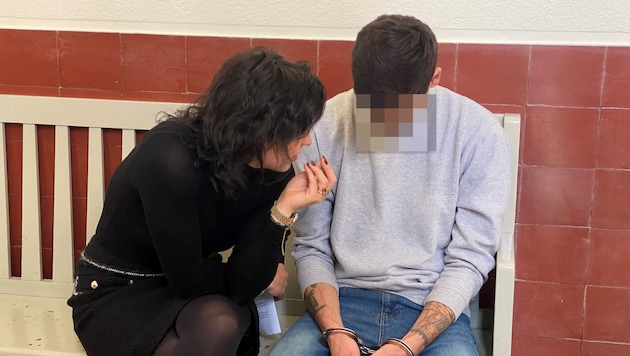 Sichtlich geknickt saß der Angeklagte neben seiner Anwältin und wartete auf seinen Prozess.