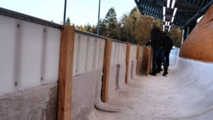 Arbeiter bauen an der neuralgischen Stelle zwei Holzbanden ein.