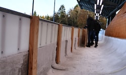 Arbeiter bauen an der neuralgischen Stelle zwei Holzbanden ein.