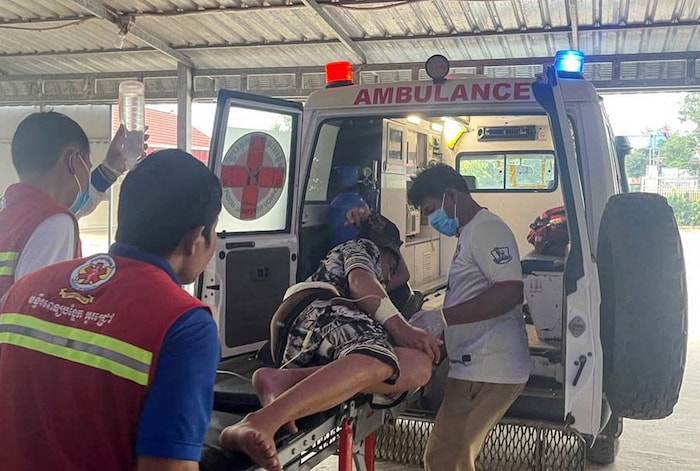 Kambodschanische Rettungskräfte versorgen einen Verletzten.