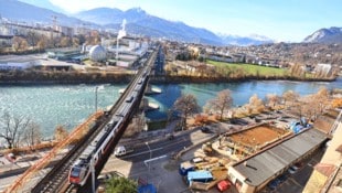 Die Rauchmühlbrücke führt bei der Mühle über die Haller Straße. Die direkt angrenzende Innbrücke ...