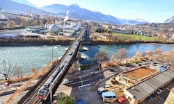 Die Rauchmühlbrücke führt bei der Mühle über die Haller Straße. Die direkt angrenzende Innbrücke ...