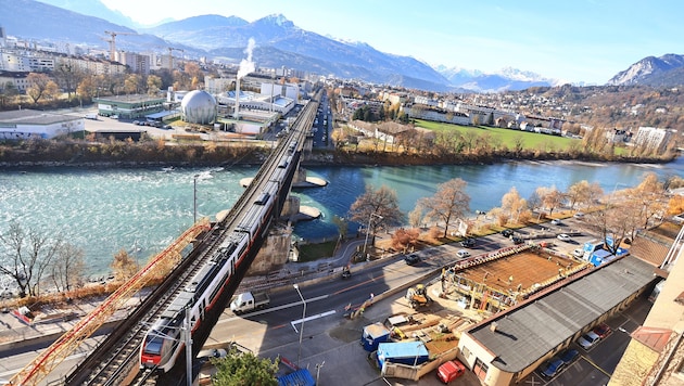 Die Rauchmühlbrücke führt bei der Mühle über die Haller Straße. Die direkt angrenzende Innbrücke ...