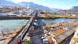 Die Rauchmühlbrücke führt bei der Mühle über die Haller Straße. Die direkt angrenzende Innbrücke ...