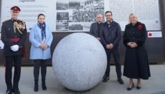 Die britische Delegation bei der Gedenkstätte des Lagers Stalag 18A in Wolfsberg. Angehörige von ...
