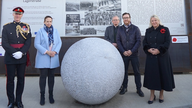 Die britische Delegation bei der Gedenkstätte des Lagers Stalag 18A in Wolfsberg. Angehörige von ...