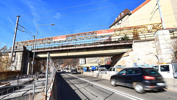 Noch liegt das alte Tragwerk auf den Widerlagern. Damit diese das neue Gewicht tragen können, ...