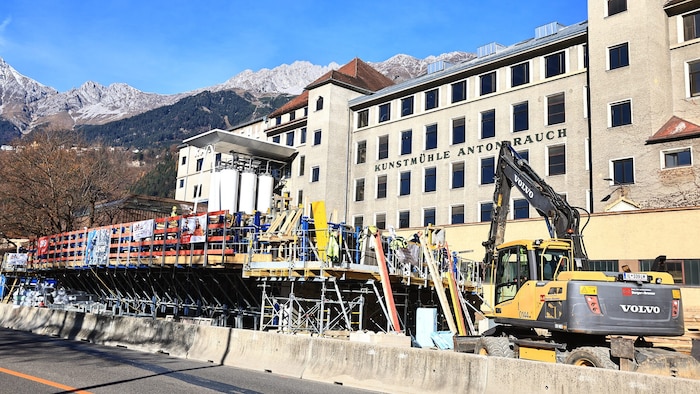 Das neue Tragwerk entsteht direkt neben der bestehenden Brücke. Es ist um ein Zehnfaches ...