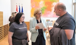 Tamara Schönsgibl und Johannes Fessl vom Verein „LKGmündbleibt“ übergaben Landeschefin Johanna ...