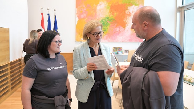 Tamara Schönsgibl und Johannes Fessl vom Verein „LKGmündbleibt“ übergaben Landeschefin Johanna ...