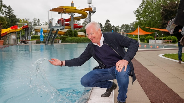 Stadt-Vize Florian Kreibich lässt die Rutsche im Lepi tauschen.
