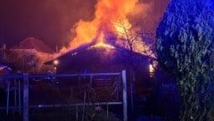 Die Halle stand binnen kurzer Zeit in Vollbrand.