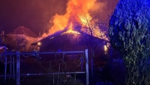 Die Halle stand binnen kurzer Zeit in Vollbrand.