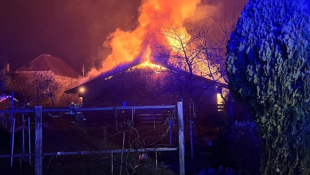 Die Halle stand binnen kurzer Zeit in Vollbrand.