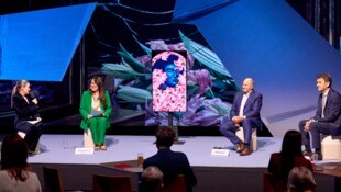 Intendantin Lilli Paasikivi im Gespräch mit Festspiel-Präsident Hans-Peter Metzler und dem ...