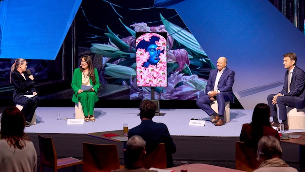 Intendantin Lilli Paasikivi im Gespräch mit Festspiel-Präsident Hans-Peter Metzler und dem ...