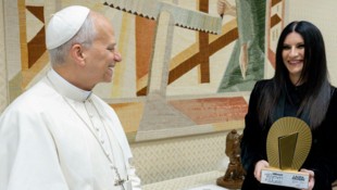 Von links: Papst Leo XIV. und Popsängerin Laura Pausini