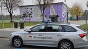 Nanu, was ist denn da los? Die Finanzpolizei parkte vor Austria Klagenfurts Toren ...
