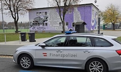 Nanu, was ist denn da los? Die Finanzpolizei parkte vor Austria Klagenfurts Toren ...