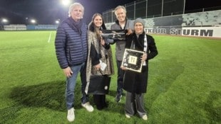 krone.at/Kallinger Sturm-Legende Andy Pichler, Boss Christian Jauk mit Jurtin-Gattin Arabella (r.) und Tochter ...