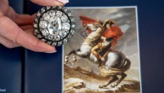 Die Brosche befand sich in einer der Kutschen, die bei der überhasteten Flucht Napoleons aus ...
